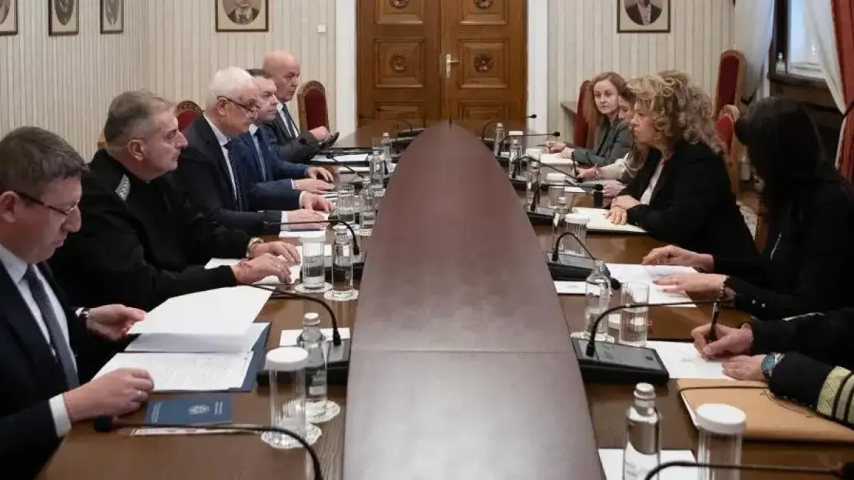 Йотова събра шефовете на службите, под заплаха ли е България