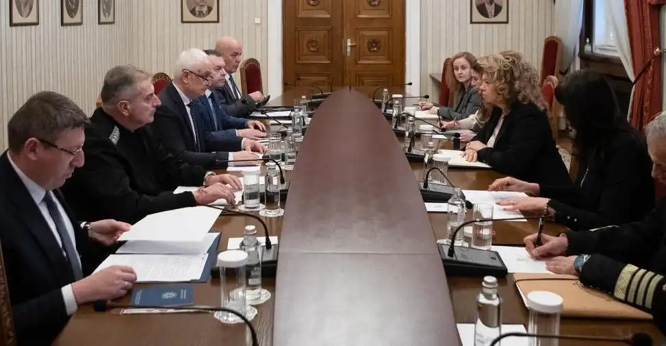 Йотова събра шефовете на службите, под заплаха ли е България