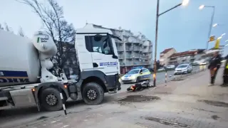 Зрелищен инцидент край Поморие: Рокери изхвърчаха след сблъсък с тежка машина Снимки