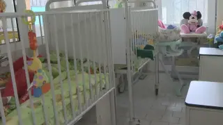 Бебета близначета живеят в Националната кардиологична болница - здрави, но без дом