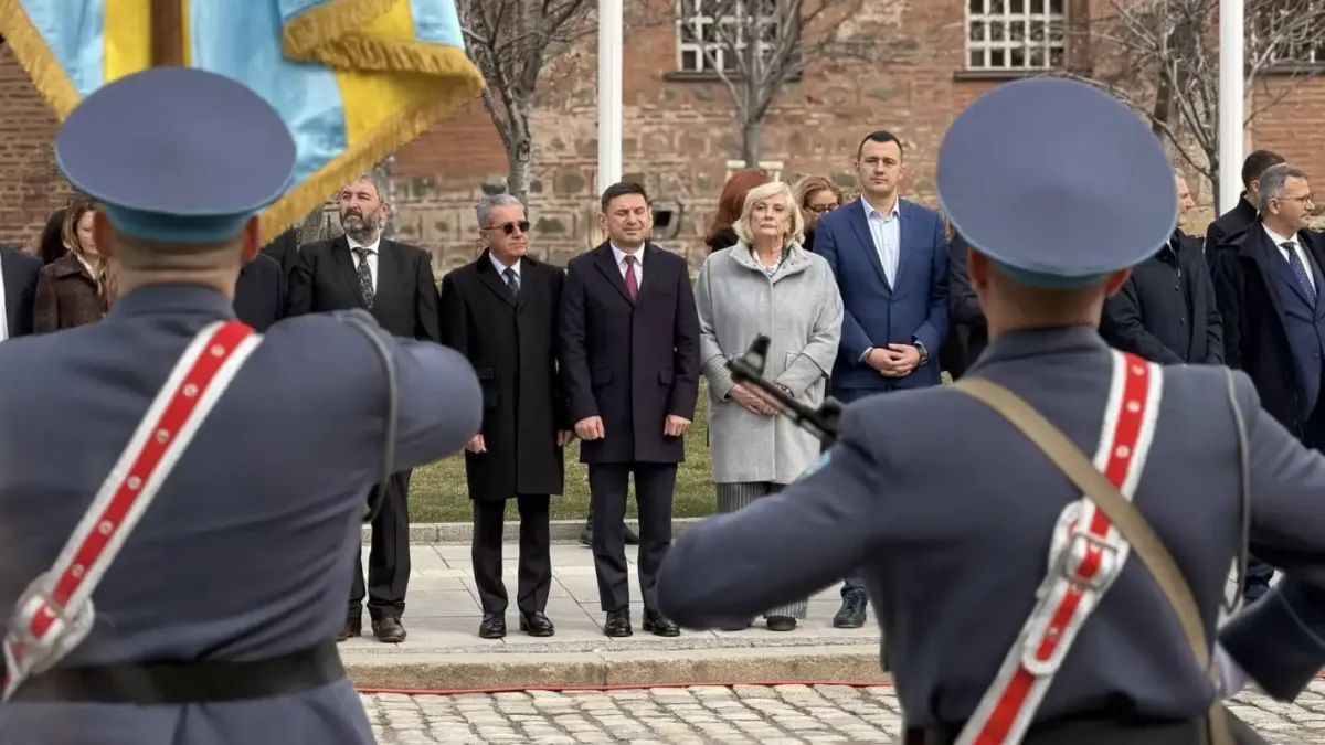 Йордан Цонев, Халил Летифов и Искра Михайлова присъстваха на официалната церемония по издигане на националния флаг пред паметника на Незнайния воин