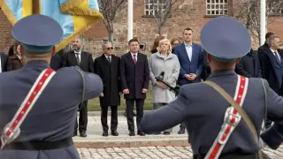 Йордан Цонев, Халил Летифов и Искра Михайлова присъстваха на официалната церемония по издигане на националния флаг пред паметника на Незнайния воин