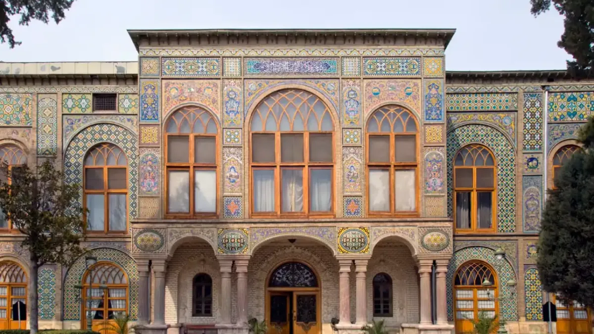 Снимки показват щетите по двореца „Голестан“ в Техеран след удара