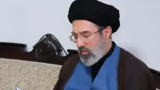 Избраха следващия върховен лидер на Иран, ето кой е той Снимки