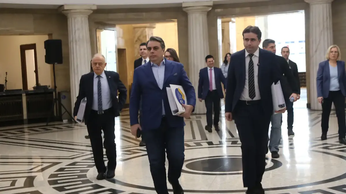 "Неистов вой за места!": Мирчев реже Атанасов за разговор с Василев - това ли е краят на ПП-ДБ?