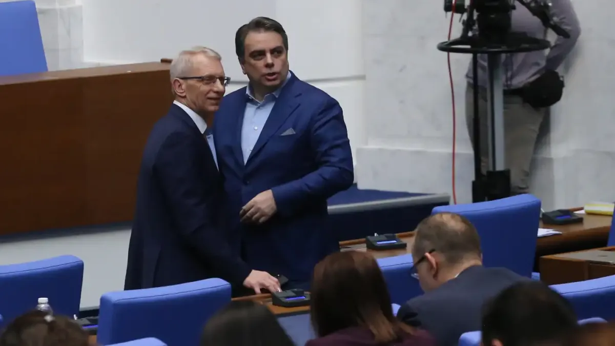 Само 1 човек от ПП е гласувал против развода с ДБ - това ли е следващата жертва на Асен Василев?