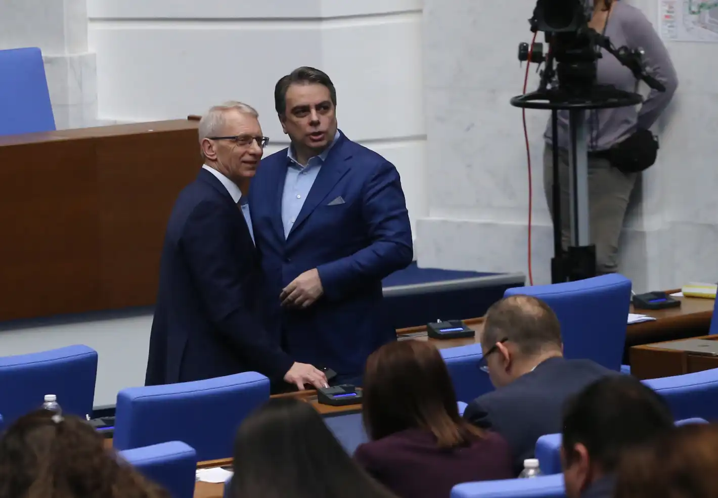 Само 1 човек от ПП е гласувал против развода с ДБ - това ли е следващата жертва на Асен Василев?