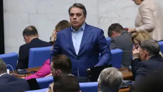 Асен Василев: Радев ни сложи на капково напояване