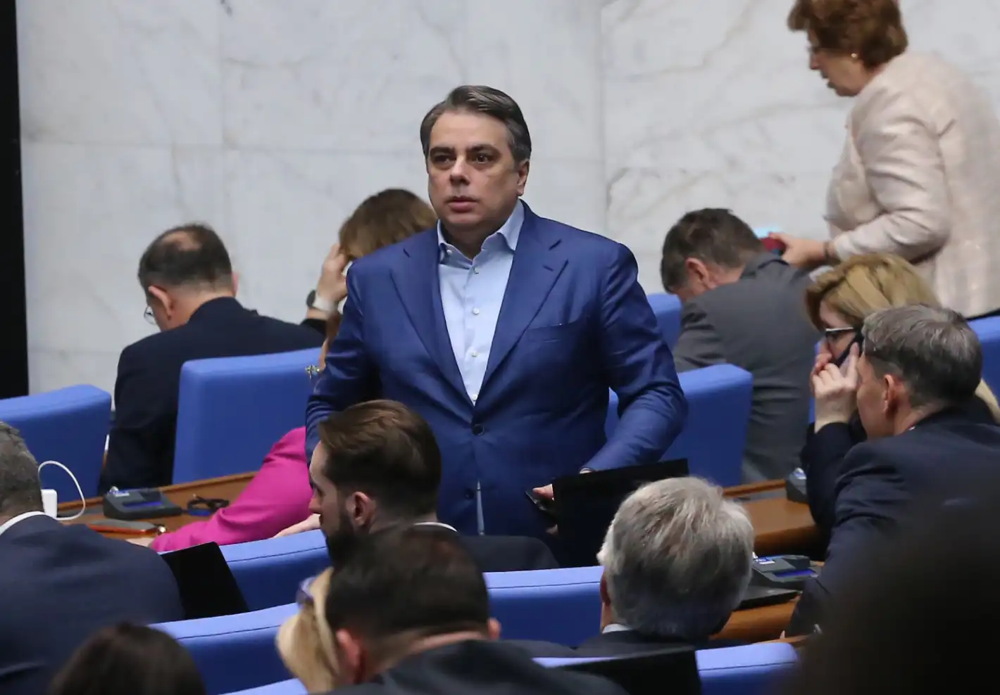 Асен Василев: Радев ни сложи на капково напояване