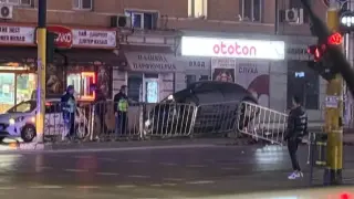 Зрелищна катастрофа по тъмно в София: Автомобил се обърна настрани до мол Снимки