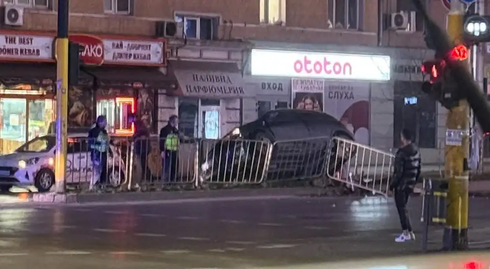 Зрелищна катастрофа по тъмно в София: Автомобил се обърна настрани до мол Снимки