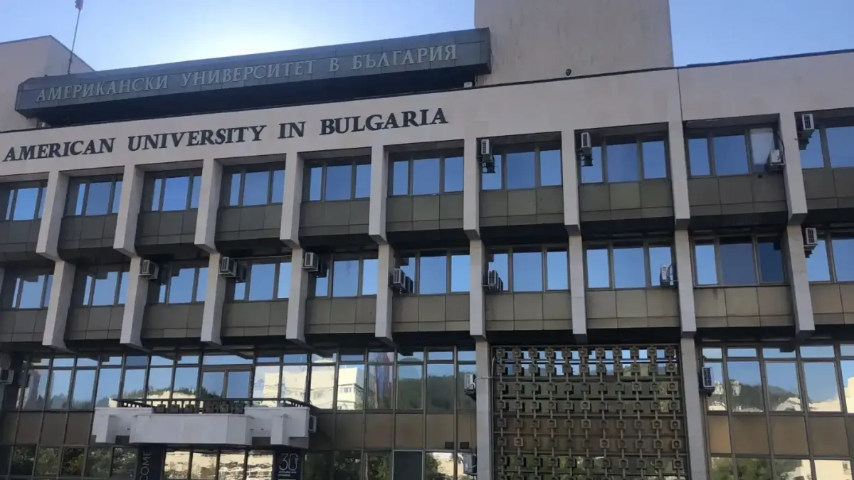 Преподавател полетя от сградата на Американския университет в Благоевград и загина Снимки 18+