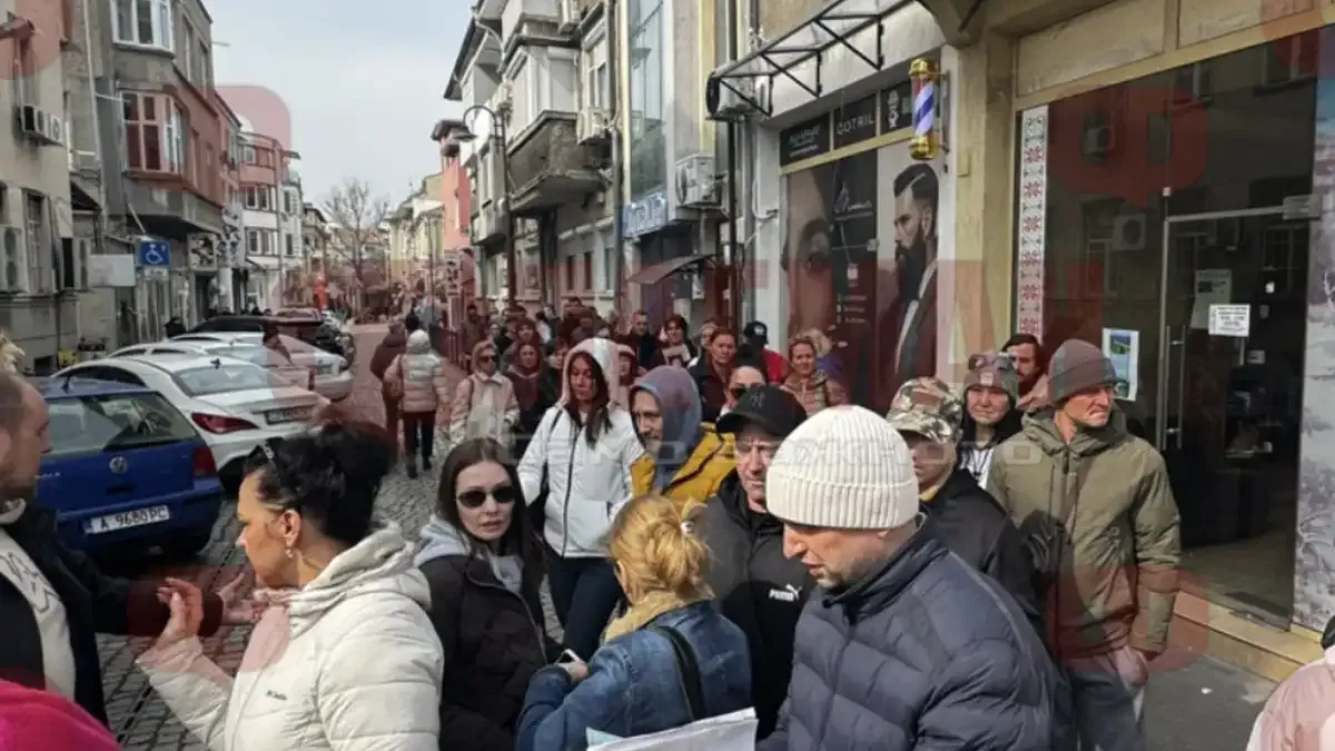 Украинци извиха огромна опашка пред Първо РУ в Бургас