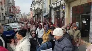 Украинци извиха огромна опашка пред Първо РУ в Бургас