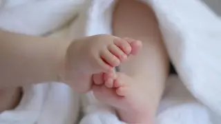 Акушерка причини смъртта на новородено бебе в Търговище, затворът й се размина