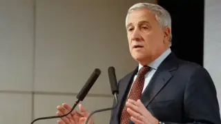 Италия временно затваря посолството си в Иран