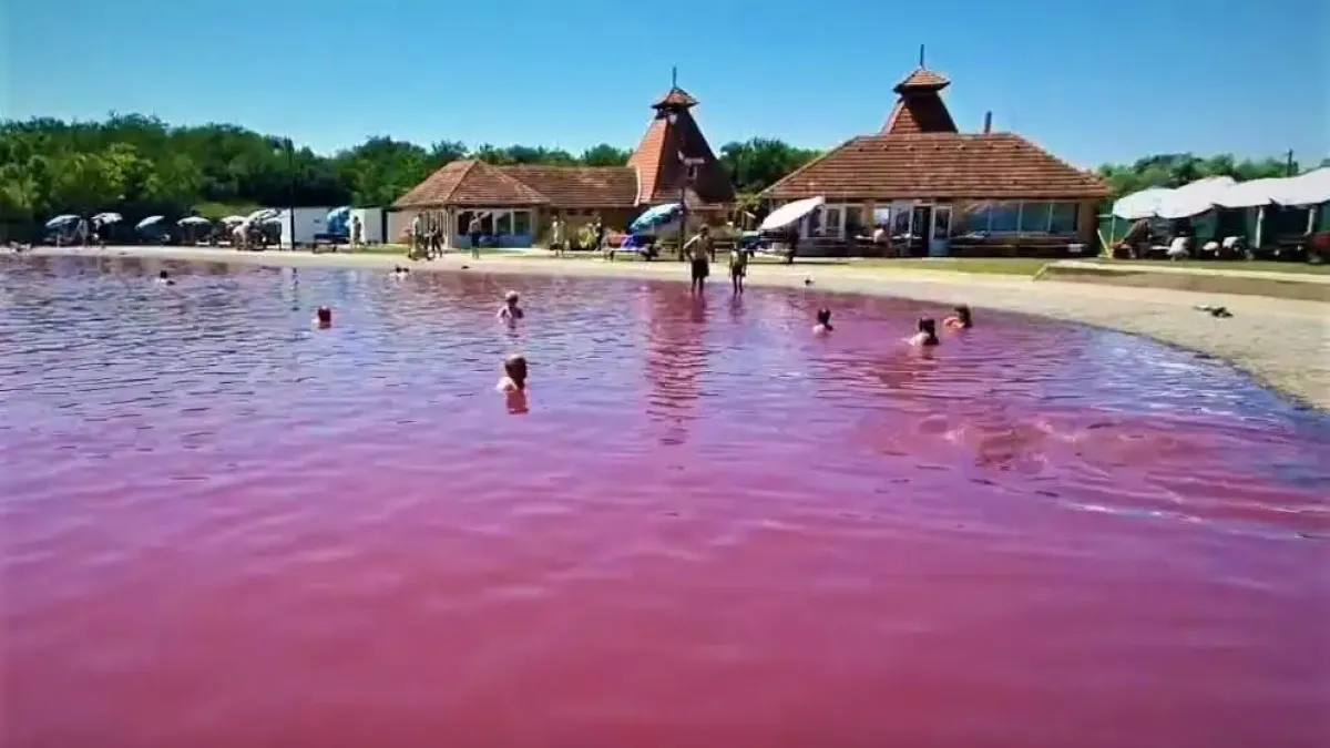 Необичайното розово езеро в Сърбия: Защо посетители го наричат лечебно?