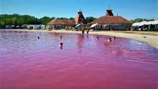 Необичайното розово езеро в Сърбия: Защо посетители го наричат лечебно?