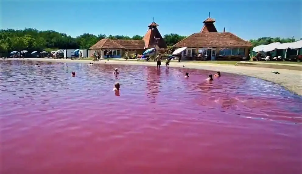 Необичайното розово езеро в Сърбия: Защо посетители го наричат лечебно?