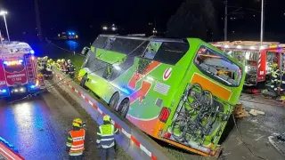 24 ранени при катастрофа между германски автобус и автомобил в Австрия