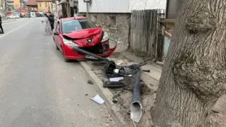 Млада шофьорка изпусна завой във Враца и отсече уличен стълб Снимки