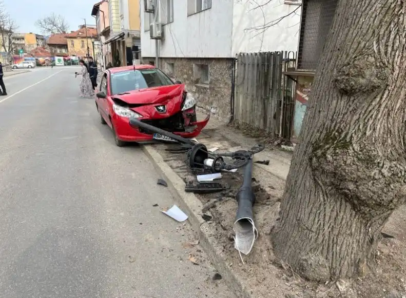 Млада шофьорка изпусна завой във Враца и отсече уличен стълб Снимки