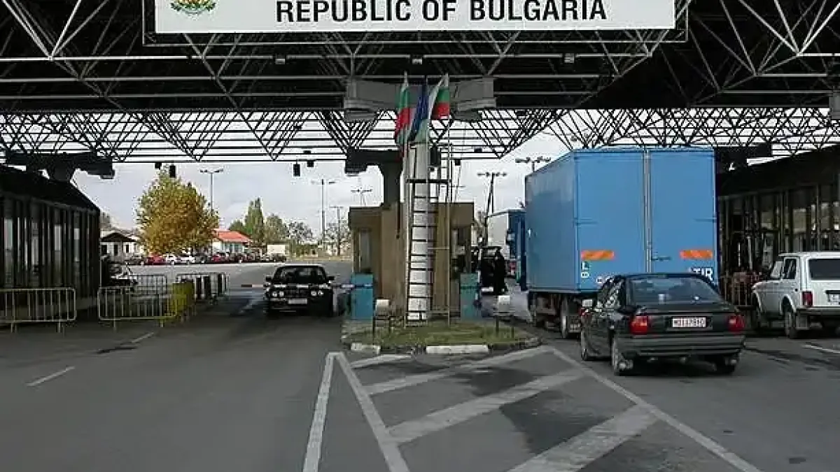 Най-красивата проверка! Граничните полицаи смениха палките с рози