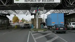 Най-красивата проверка! Граничните полицаи смениха палките с рози