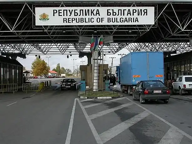 Най-красивата проверка! Граничните полицаи смениха палките с рози