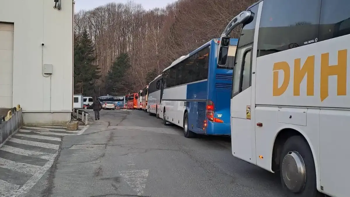 Стълпотворение на ГКПП „Малко Търново“: Автобуси задръстват трафика Снимки