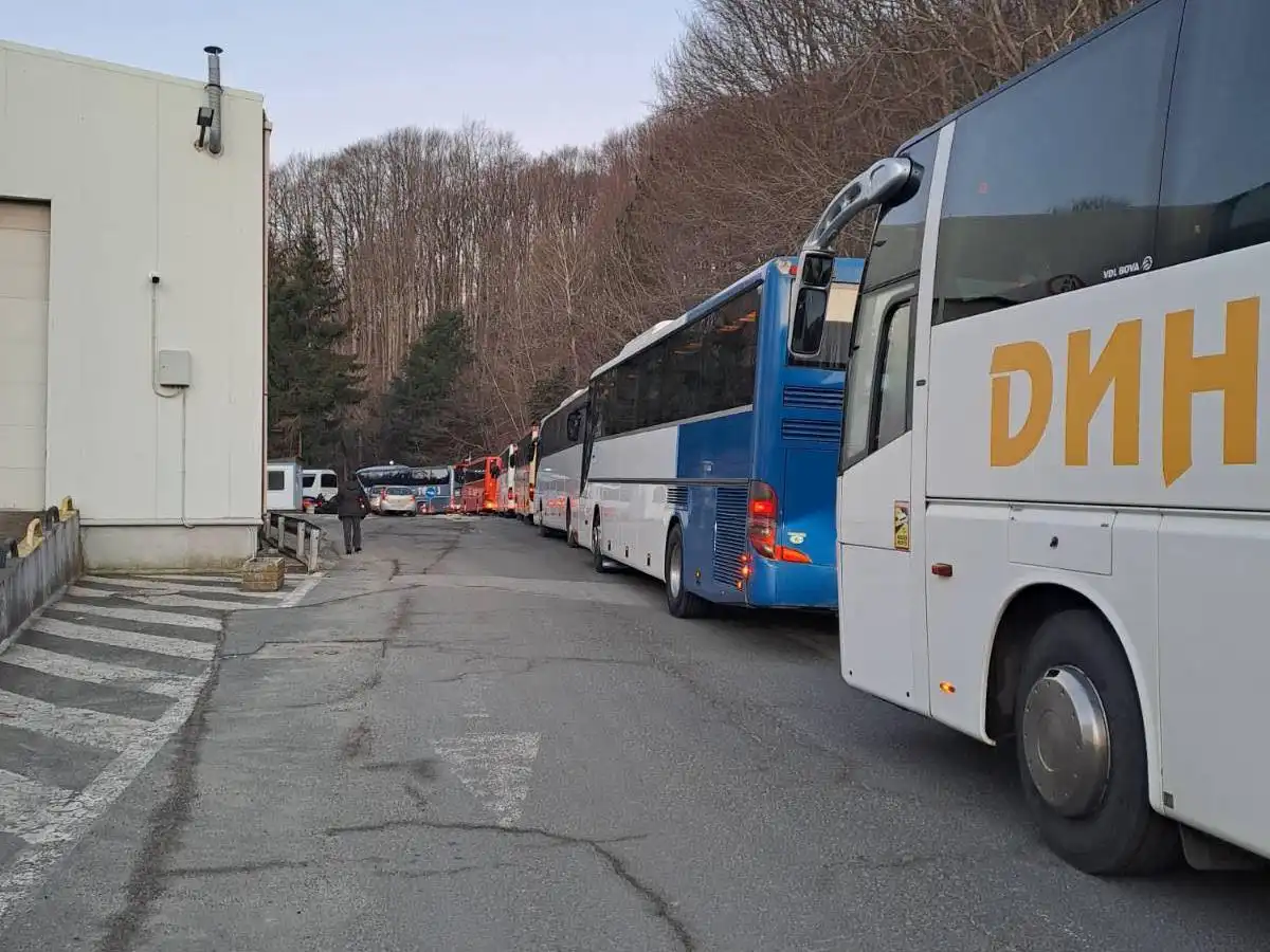 Стълпотворение на ГКПП „Малко Търново“: Автобуси задръстват трафика Снимки