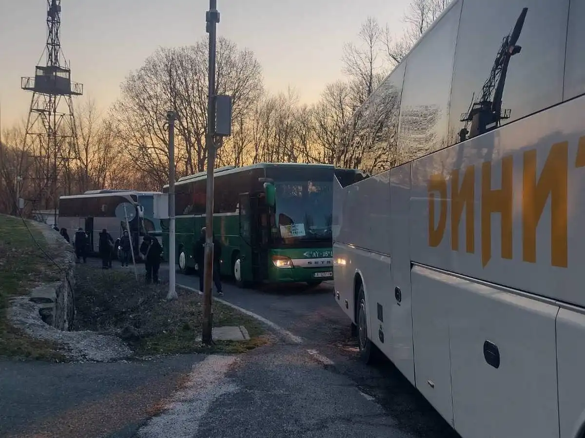 Стълпотворение на ГКПП „Малко Търново“: Автобуси задръстват трафика Снимки