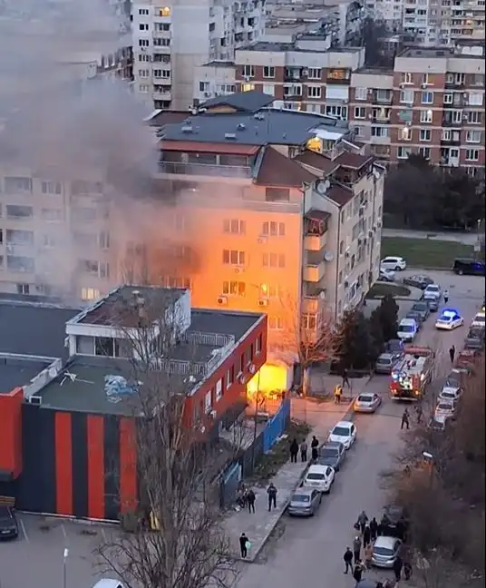 Голям пожар в магазин в София, евакуираха всички