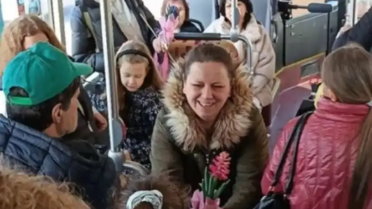 Трогателна изненада: Момиченца раздадоха цветя на пътнички в благоевградски автобус на 8 март