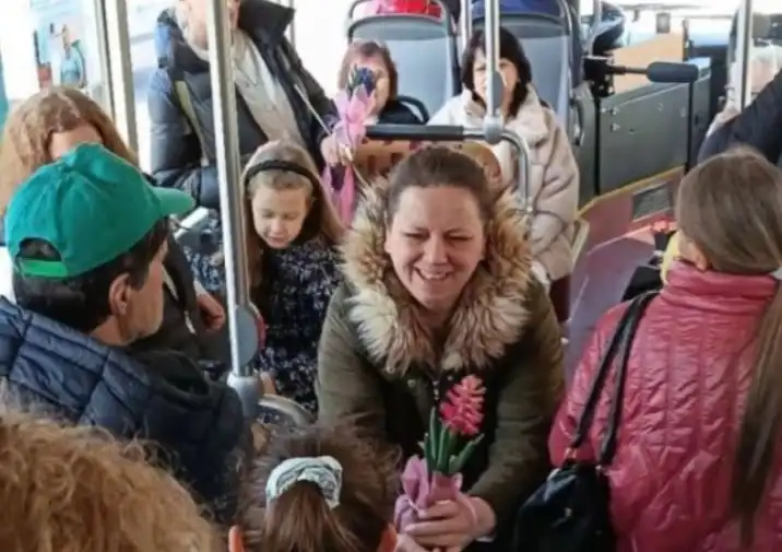 Трогателна изненада: Момиченца раздадоха цветя на пътнички в благоевградски автобус на 8 март