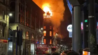 Голям пожар на централната гара в Глазгоу, има рухнала сграда