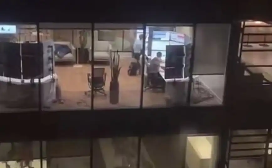 Работното място на служител на BBC News: 15 монитора за следене на новини