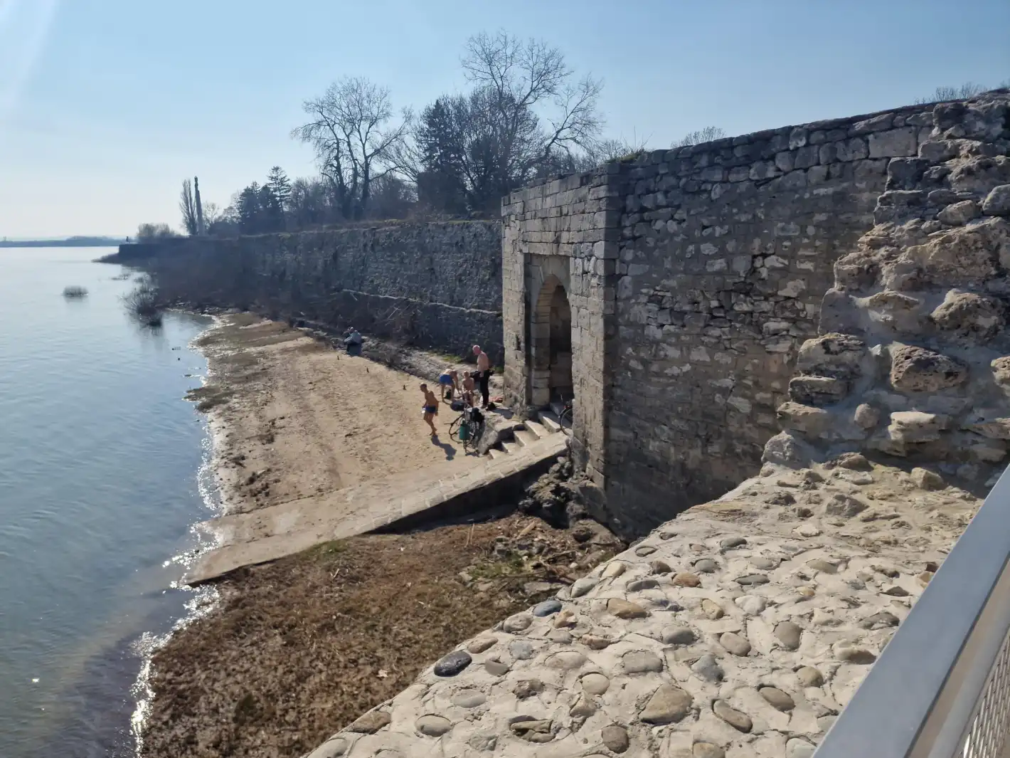 Първи плаж и смелчаци във водите на Дунав край Видин