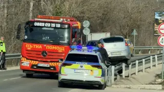 Пътен инцидент край Арбанаси: Автомобил излетя от пътя и спря върху мантинела