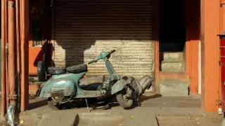 Мъж запали приятелката си и родителите ѝ, след като тя отказа да му даде скутера си
