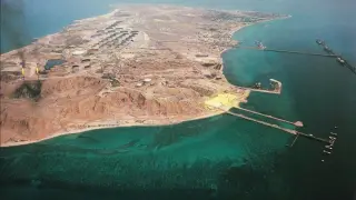 Стратегически остров за иранския петрол остава извън обсега на ударите на САЩ и Израел