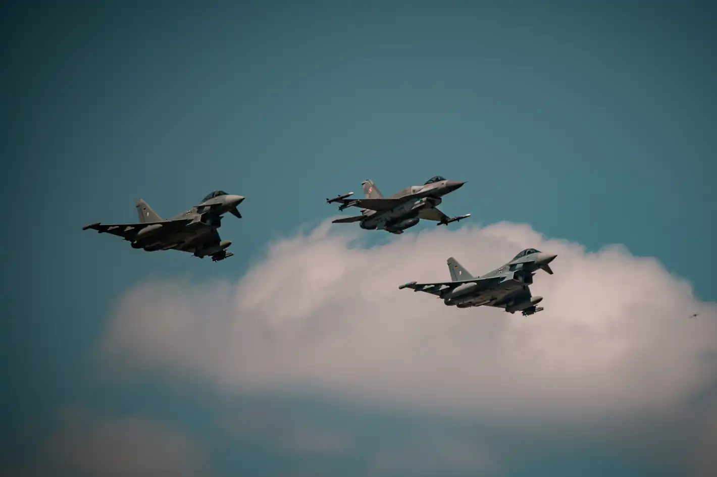 Българските изтребители F-16 прелетяха над София – позиция на Министерството на отбраната Снимки