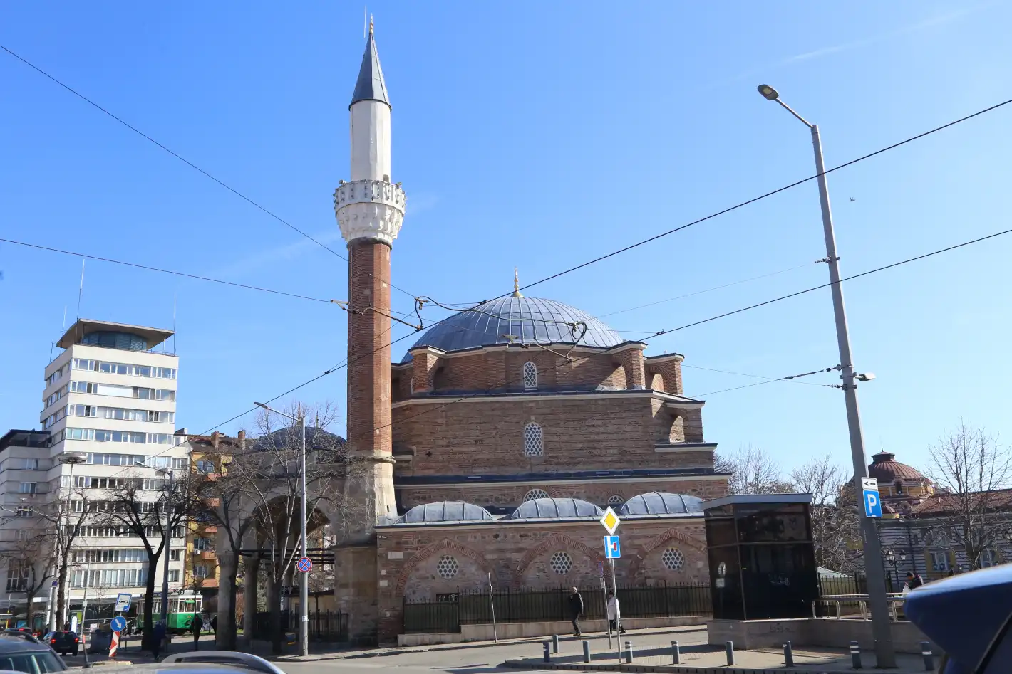 Първо в БЛИЦ! Чужденци се биха в района на Баня Баши джамия в София