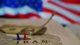 Проф. Уолтър Мийд разкри най-вероятния сценарий за Иран: Режимът остава, но Ормузкият проток се отваря