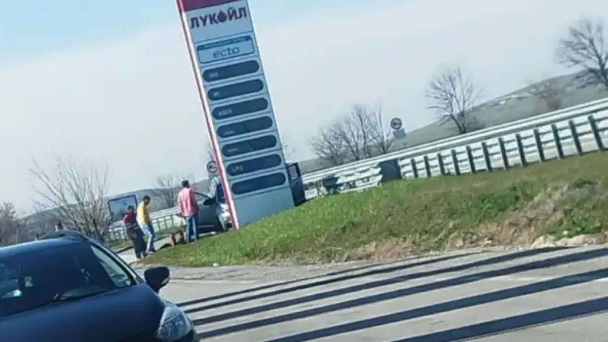 Инцидент на „Тракия“: Кола се заби в таблото на бензиностанция
