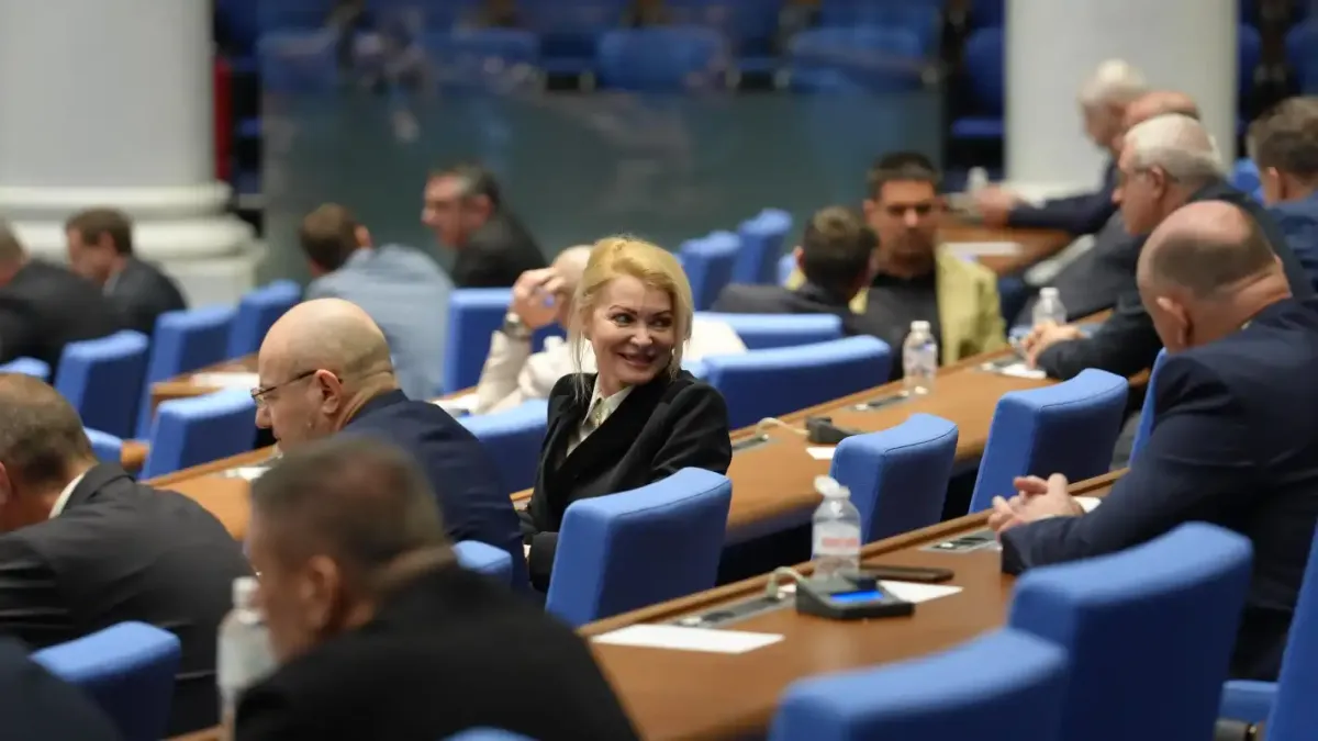 Парламентът обсъжда закон за лобизма, правителството - смяна на шефове в НОИ