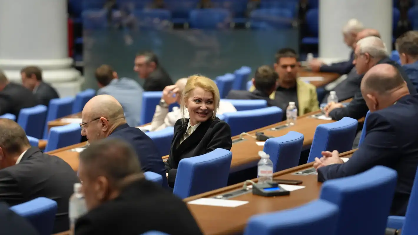 Парламентът обсъжда закон за лобизма, правителството - смяна на шефове в НОИ