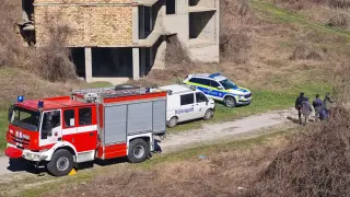 Полиция и пожарна пред недостроената сграда, където беше намерен трупът на 26-г. Александър