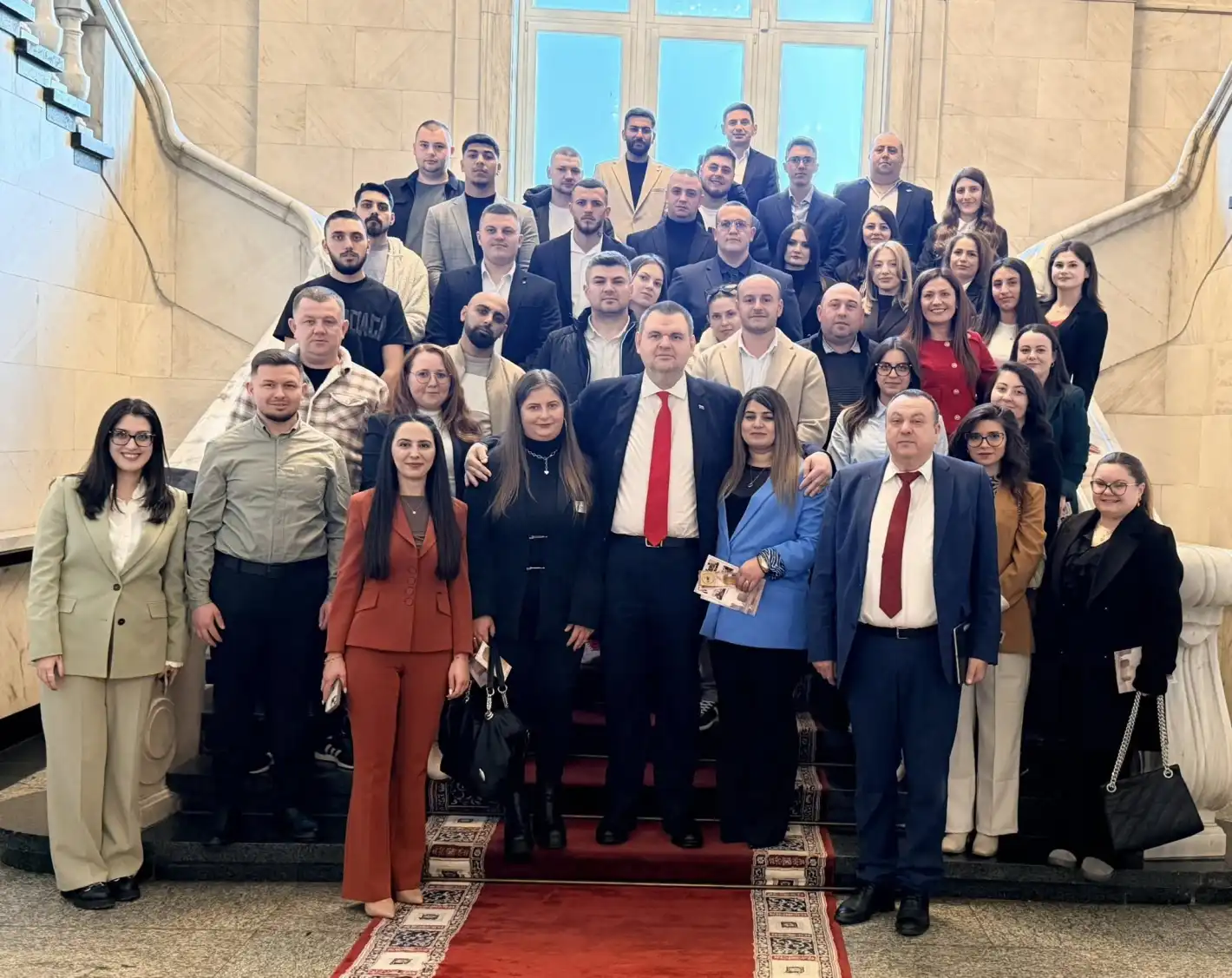 Делян Пеевски, лидер на ДПС и ПГ на ДПС-НОВО НАЧАЛО, се срещна с младежи от Шумен