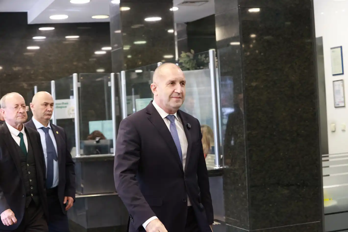 Дарители и кандидати заляха Радев с пари преди вота